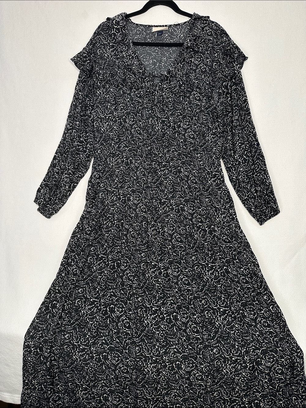 Universal Thread Black Floral V-Neck Long Sleeve Midi Dress